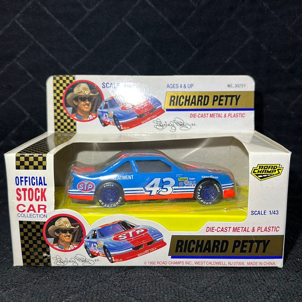 1992 Road Champs Richard Petty #43 Die Cast Stock Car